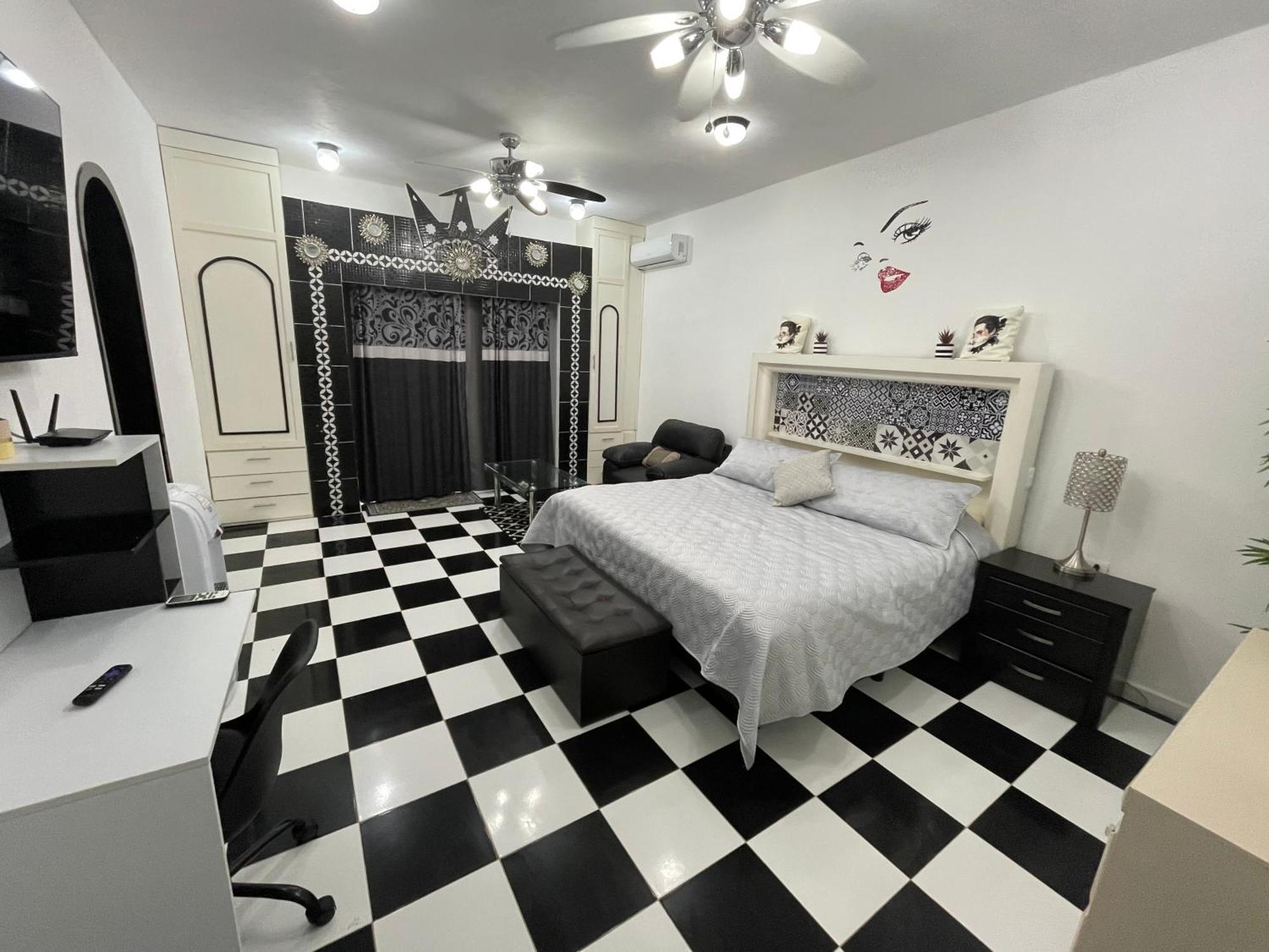 Hollywood Apartment *